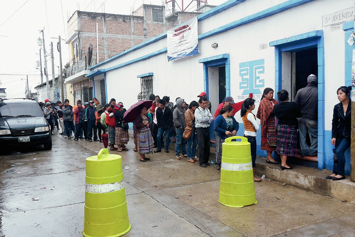 Vecinos de Santa Cruz del Quiché, Quiché, hacen fila para actualizar sus datos en el centro de empadronamiento habilitado por el TSE. (Foto Prensa Libre: Óscar Figueroa)