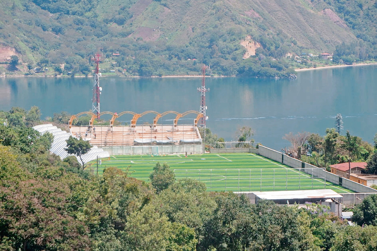 Vista panorámica del estadio Bella Vista, de San Pedro La Laguna, Sololá (Foto Prensa Libre: Ángel Julajuj)