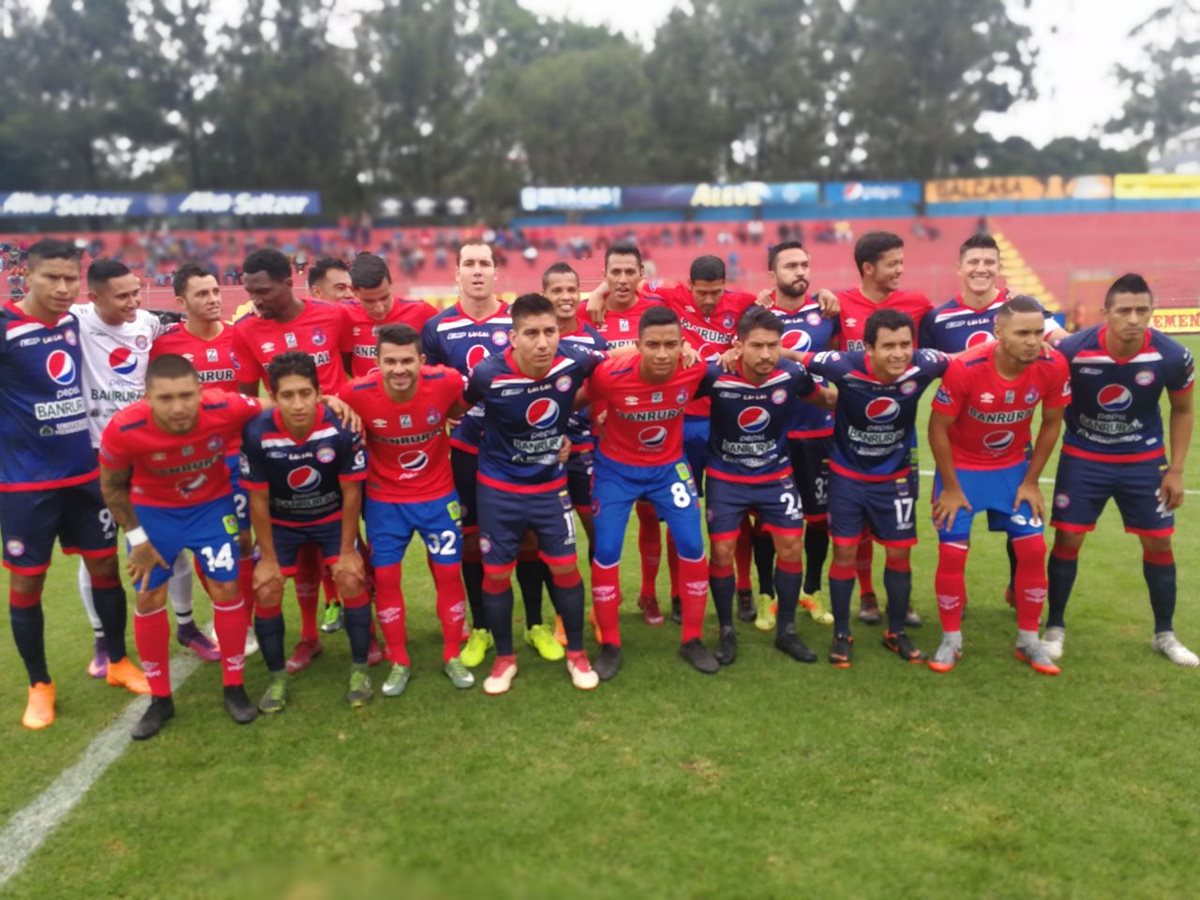 Los jugadores de Municipal y Xelajú MC se unieron para buscar mejoras para el futbol guatemalteco. (Foto Prensa Libre: Carlos Vicente)