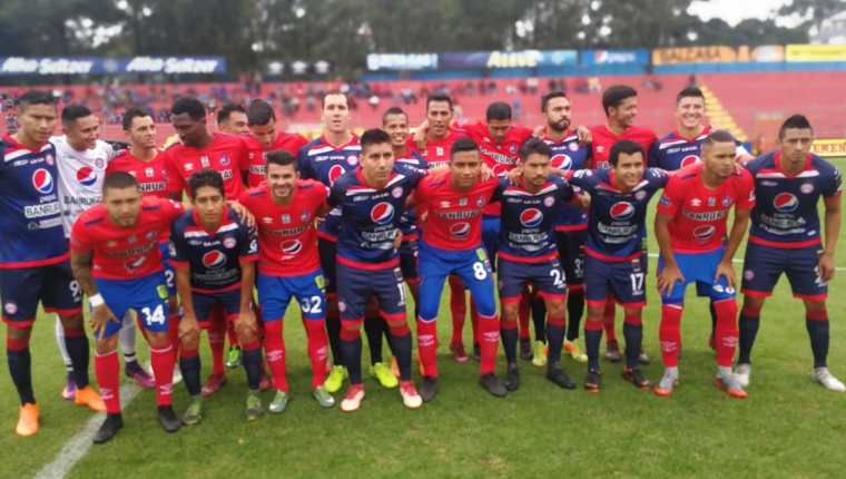 Los jugadores de Municipal y Xelajú MC se unieron para buscar mejoras para el futbol guatemalteco. (Foto Prensa Libre: Carlos Vicente)