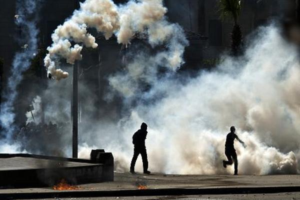 Estudiantes egipcios partidarios de los Hermanos Musulmanes durante enfrentamientos. (Foto Prensa Libre:AFP)