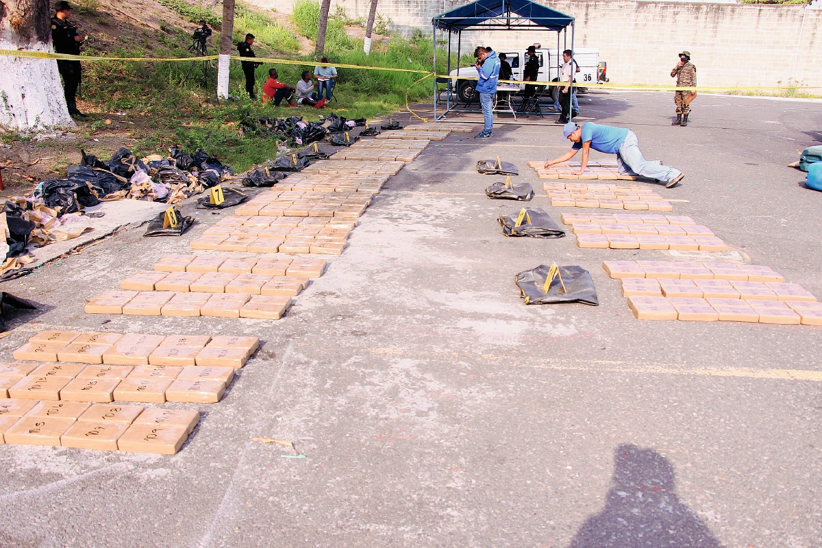 La droga fue llevada a la Base Naval del Pacífico, en Escuintla. (Foto Prensa Libre:)