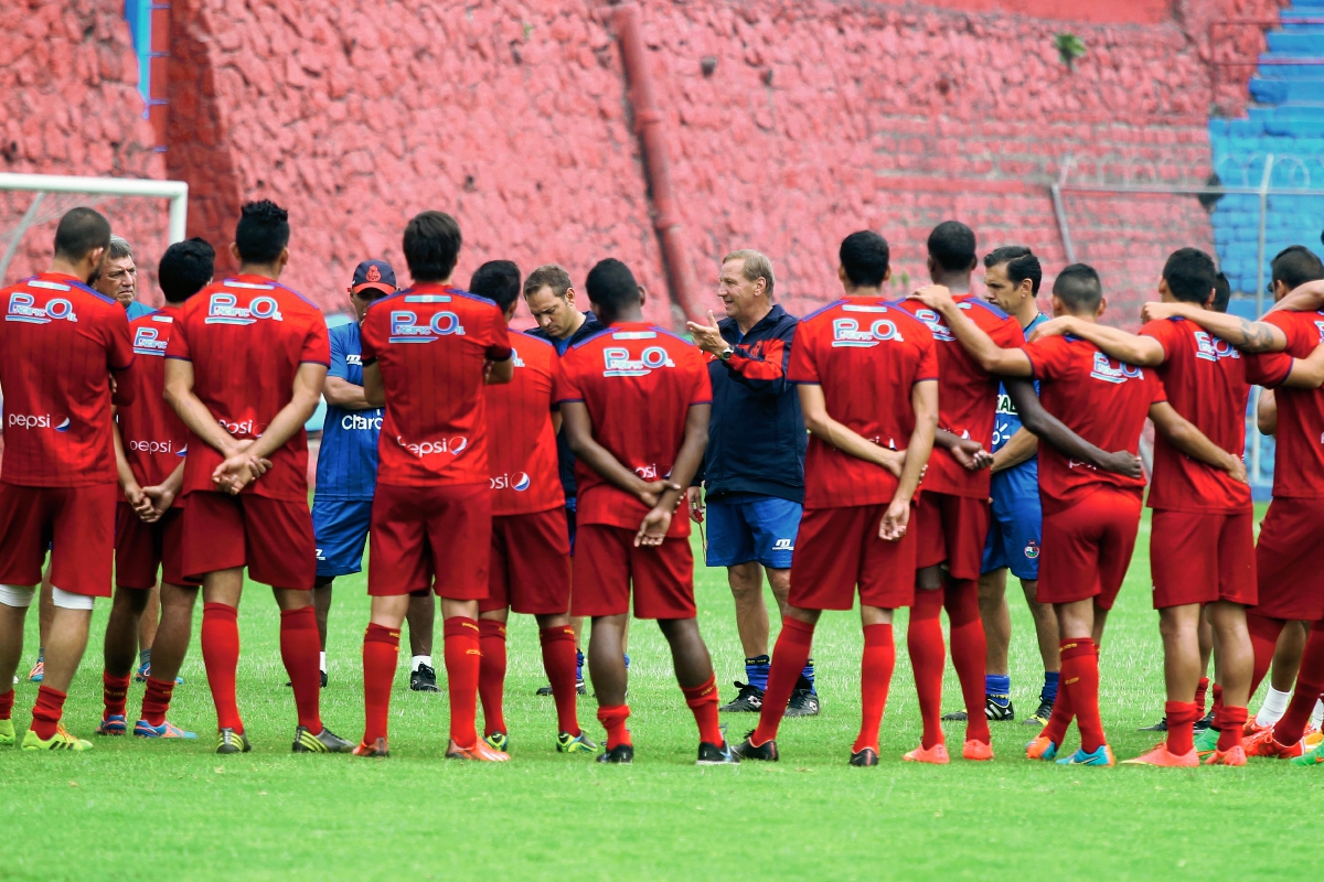 Municipal entrenó este viernes en el estadio Manuel F Carrera, Enzo Trossero inició la prática con una charla técnica. (Foto Prensa Libre: Carlos Vicente)