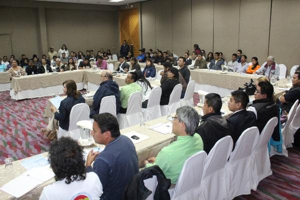 Grupo de hoteleros  participa en taller sobre  prácticas para el cuidado del Lago de Atitlán. (Foto Prensa Libre: Ángel Julajuj)