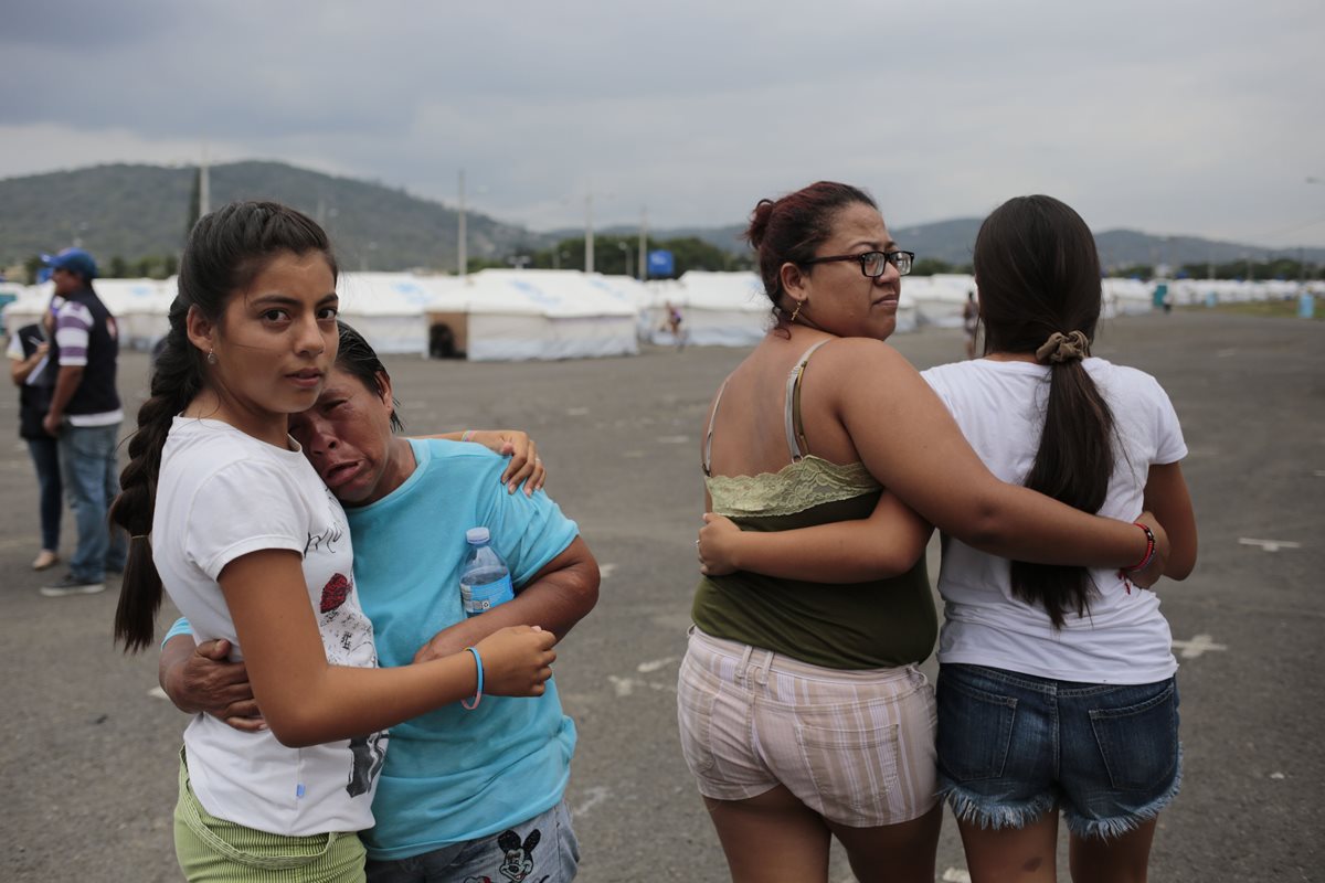 Damnificados que aún residen en albergues, se abrazan asustados después del fuerte sismo del miércoles en Ecuador. (Foto Prensa Libre: AFP).