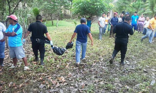 El cuerpo fue llevado al Instituto Nacional de Ciencias Forences, INACIF, del municipio de Poptún, Petén. (Foto Prensa Libre: Walfredo Obando)
