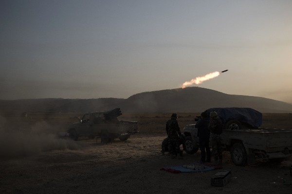 Fuerzas kurdas disparan artillería contra posiciones del estado Islámico. (Foto Prensa Libre: AFP)