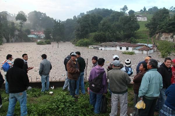 Pobladores de Totonicapán observan  los  inmuebles  dañados a causa de la lluvia.
