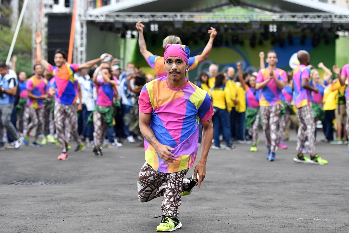 Todas las delegaciones que han arribado a Brasil han sido recibidas por grupos de bailarines, que también serán parte de los actos de inauguración del viernes. (Foto Prensa Libre: AFP)