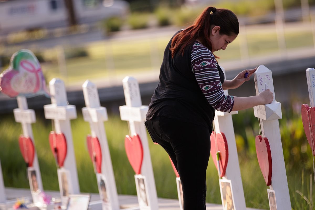Una mujer observa en un área en honor de las víctimas de la masacre en Orlando, Florida. (Foto Prensa Libre: AFP).