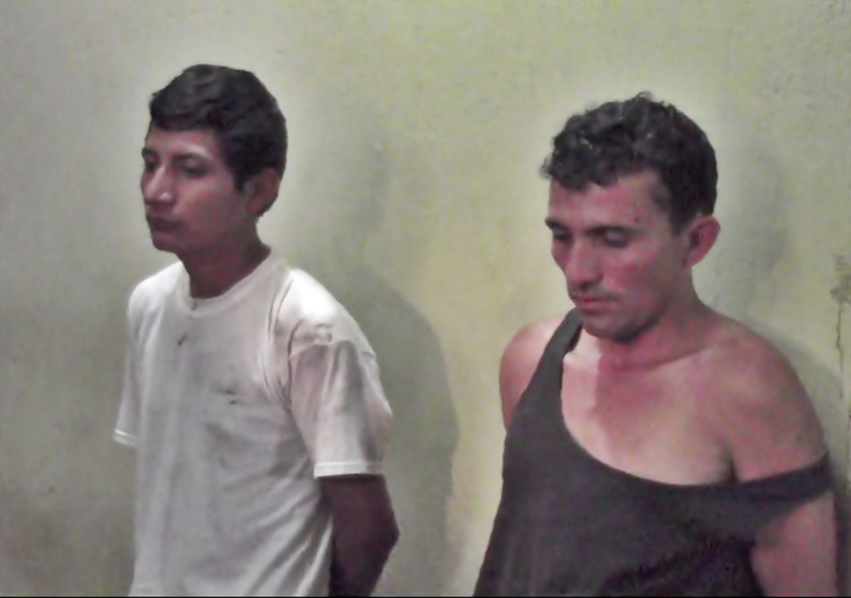 Los dos presuntos extorsionistas capturados en Coatepeque, Quetzaltenango. (Foto Prensa Libre: Alxánder Coyoy)