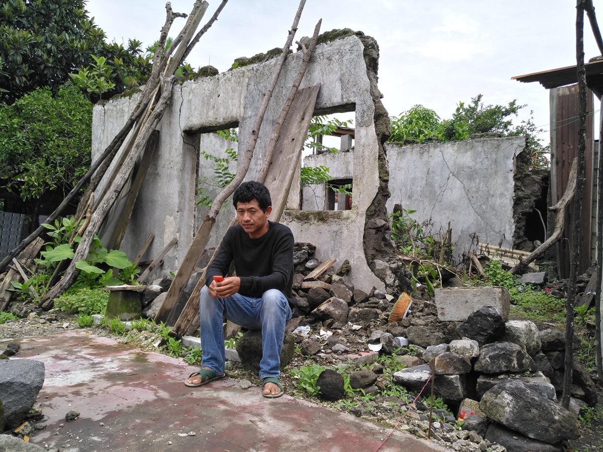 Antonio Ramírez decidió quedarse en Panabaj, recuerda a su familia fallecida a la vez que aún espera ayuda para salir adelante. (Foto Prensa Libre: Ángel Julajuj)