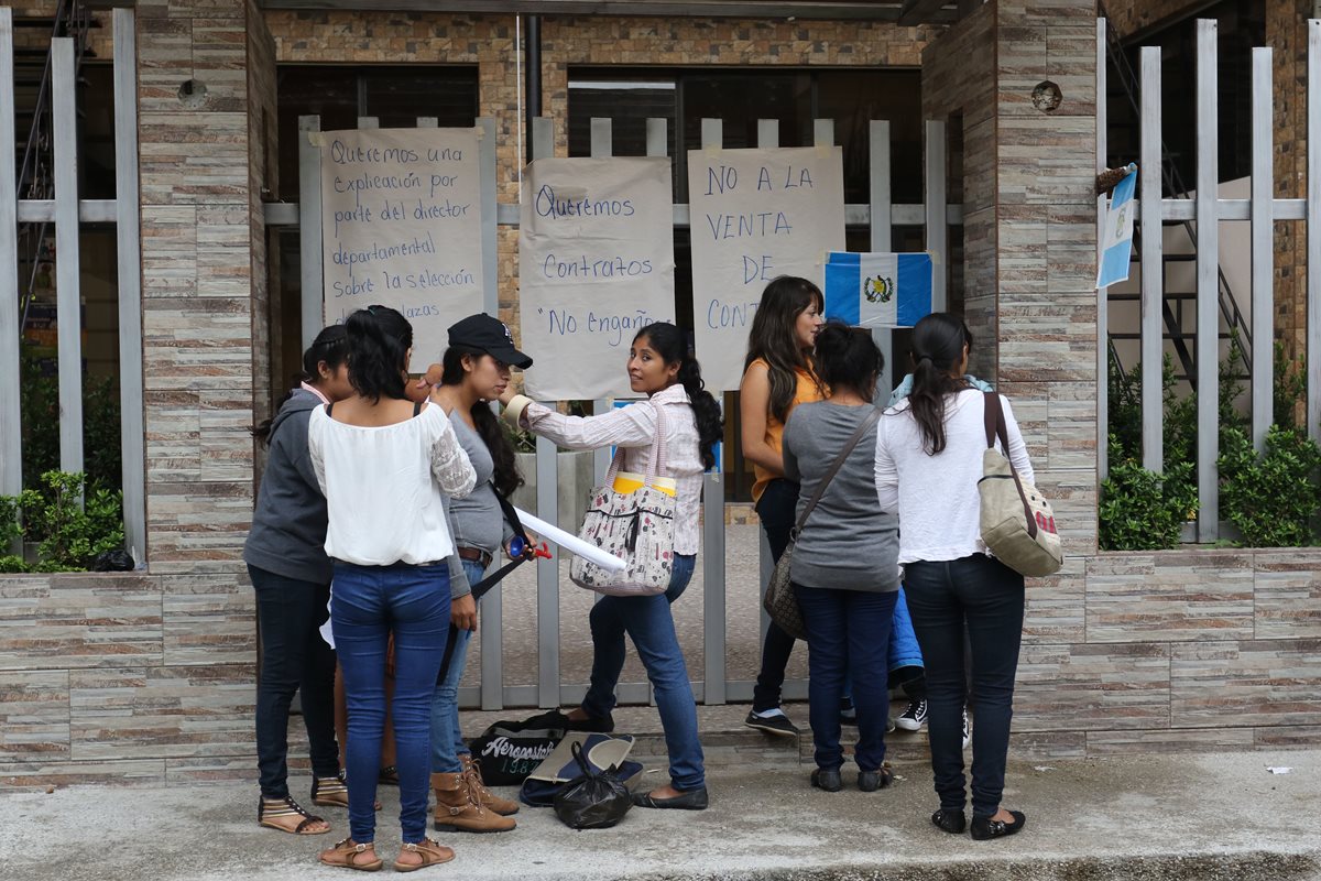 Un grupo de maestras colocan carteles en las instalaciones de la Dideduc de Chiquimula. (Foto Prensa Libre: Edwin Paxtor)