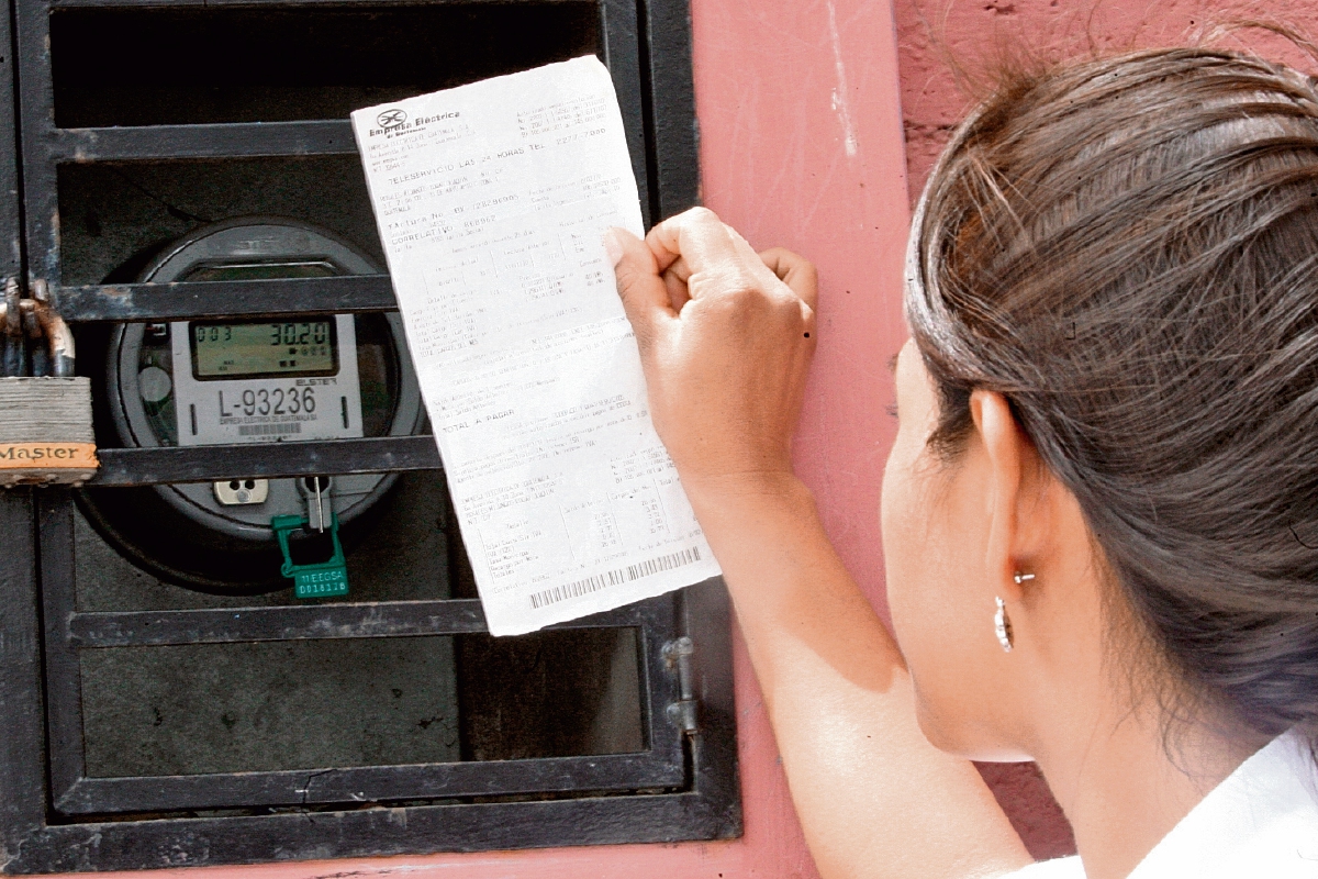 Las tarifas son fijadas por la CNEE con base a costos reportados por las distribuidoras Eegsa, Deorsa y Deocsa, que emiten cada mes una factura al usuario. (Foto Prensa Libre: Daniel Herrera)