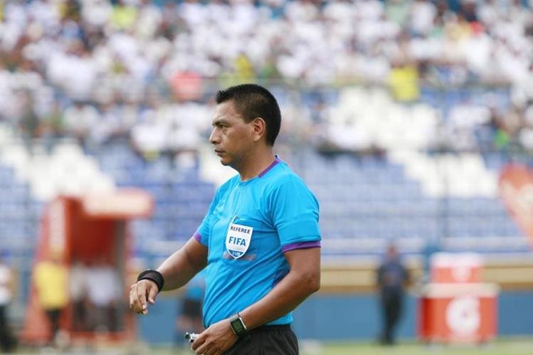 El árbitro Walter López representará a Guatemala en el futbol de los Juegos Olímpicos de Río de Janeiro. (Foto Prensa Libre: Hemeroteca PL)