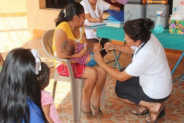 Enfermera vacuna a menor en la jornada que se efectúa en San Gabriel, Suchitepéquez. (Foto Prensa Libre: Danilo López) <br _mce_bogus="1"/>