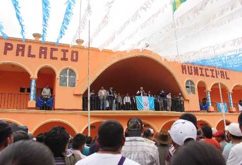 Otto Pérez Molina se dirige a los pobladores, aunque algunos lo abuchean, en rechazo a la hidroeléctrica.