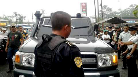 Agentes de la PNC detuvieron a Carlos René Pineda Sosa por haber arrollado a manifestantes de Codeca. (Foto Prensa Libre: Dony Stewart)