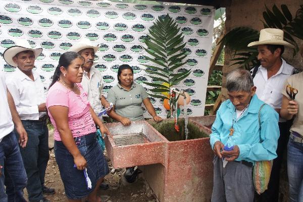 Vecinos, durante  inauguración del proyecto de agua, en la aldea Laguna de Cayur, Olopa.