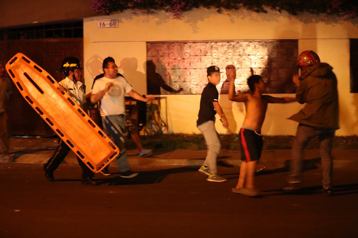 Momento en que un menor agrede a un monitor del anexo del Hogar Seguro. (Foto Prensa Libre: Antonio Jiménez)