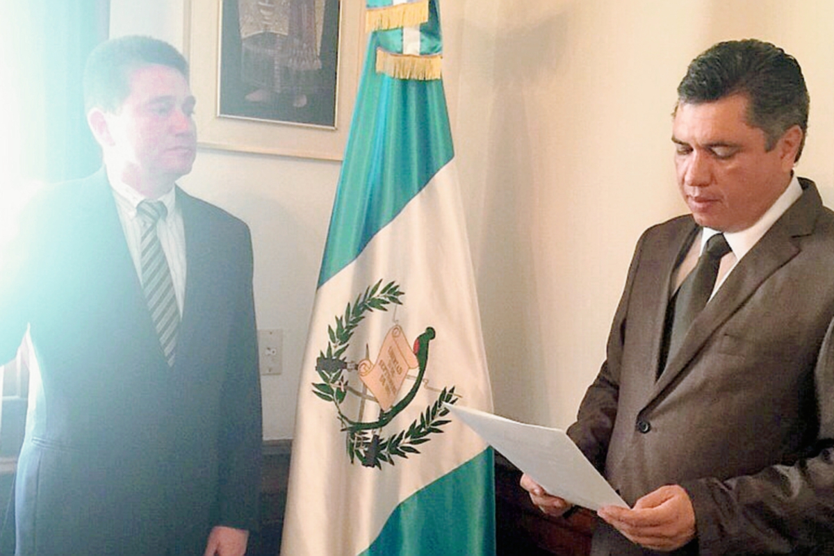 Antonio Morales Ozaeta -Izq.- fue juramentado como gobernador de Petén.