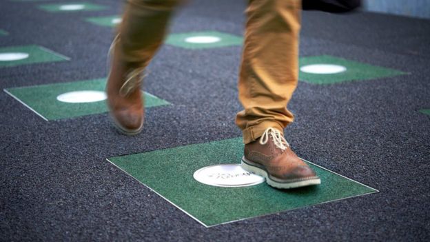 La energía que desprenden nuestros pasos puede usarse para activar sistemas eléctricos de la ciudad. (Foto Prensa Libre: Getty Images)