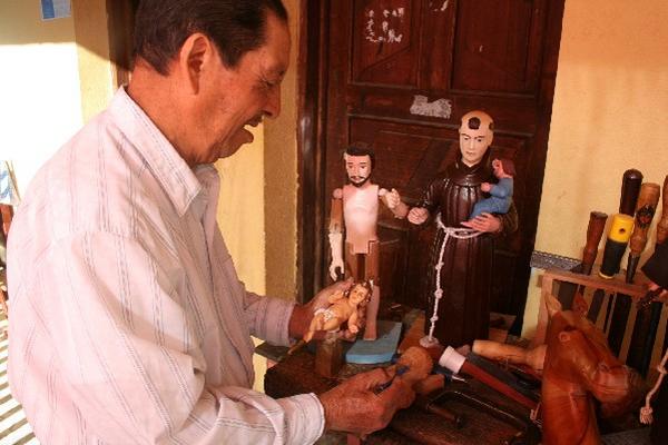 Lázaro  Martín Orozco muestra algunas de las obras que ha creado.