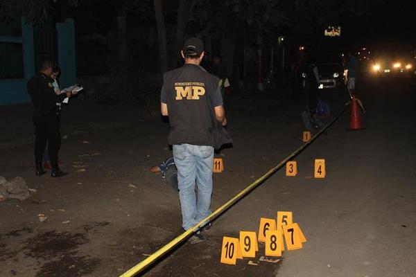 Personal del Ministerio Público recolecta evidencias en el lugar del crimen. (Foto Prensa Libre: Carlos Paredes)