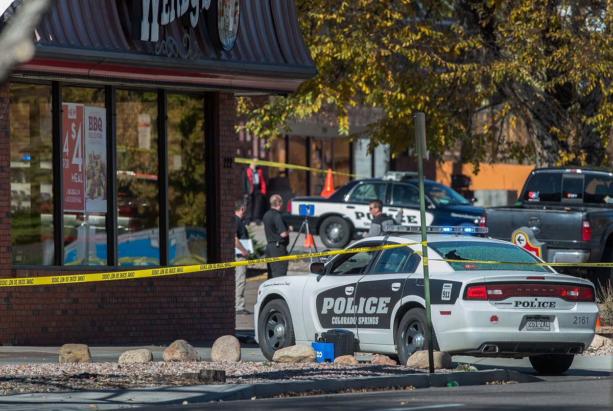 Los alrededores del lugar donde fue el tiroteo fueron cerrados por la Policía de Colorado Springs. (Foto Prensa Libre: AP).