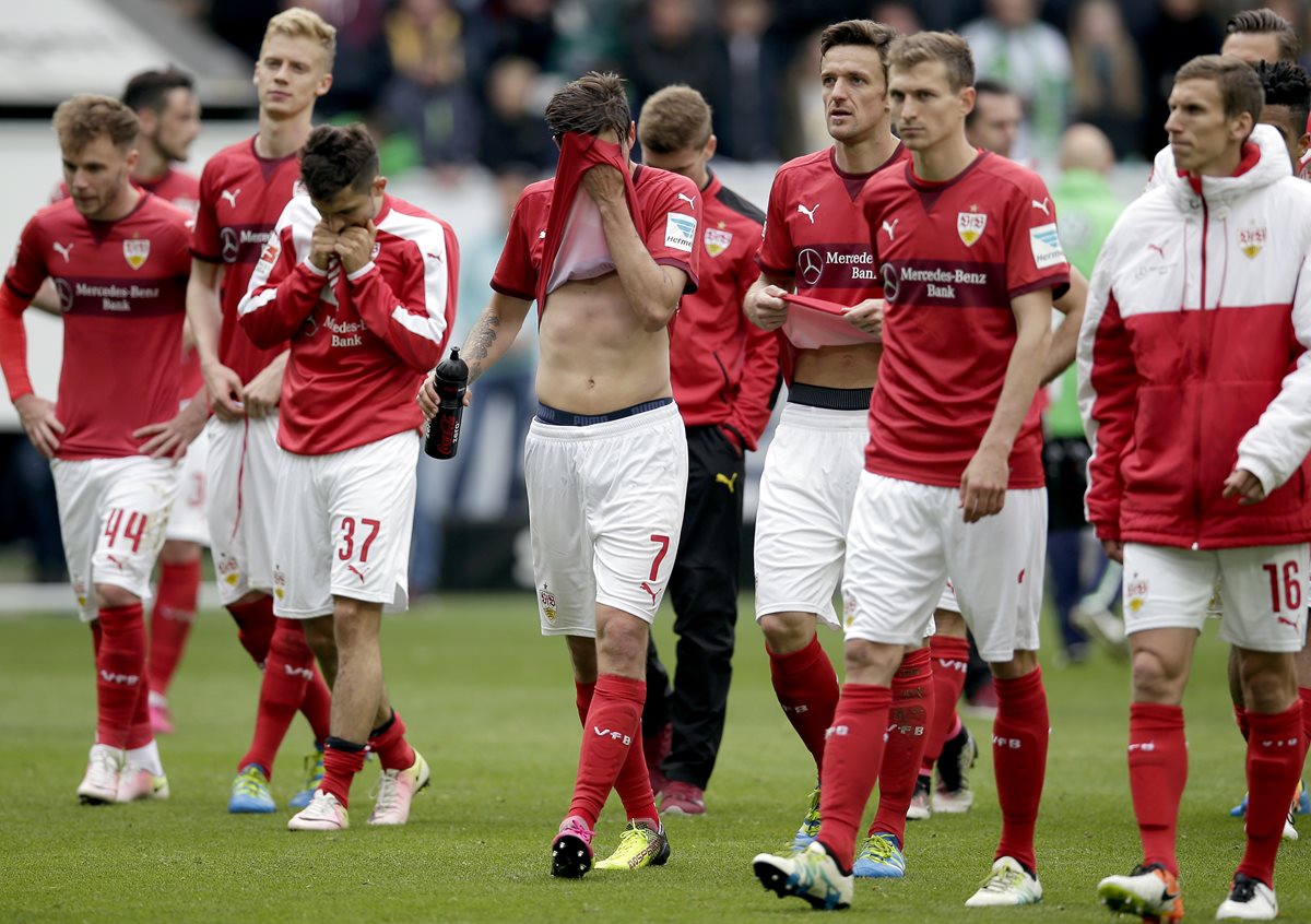 Los jugadores del Stuttgart muestran su tristeza al final del partido. (Foto Prensa Libre: AP)