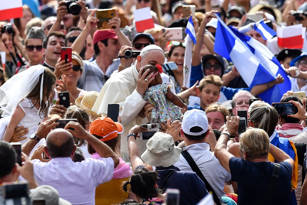 El papa Francisco saluda a varios fieles que se dieron cita a la Audiencia General. (Foto Prensa Libre: AFP)