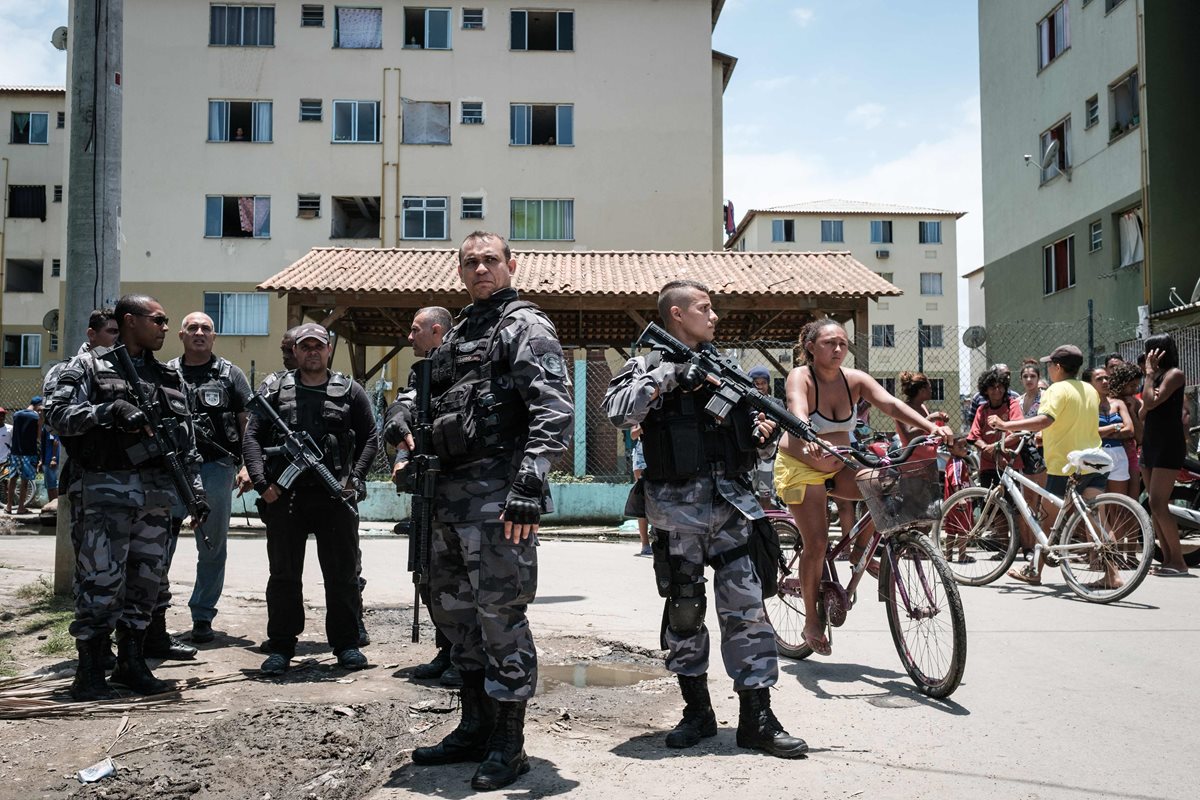 Patrullaje policial en la favela Ciudad de Dios en Río de Janeiro, Brasil, asediada por narcotraficantes. (Foto Prensa Libre: AFP)