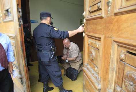 Policías  registran a trabajadores del Diario de Centro América, luego de la destitución de Soberanis.