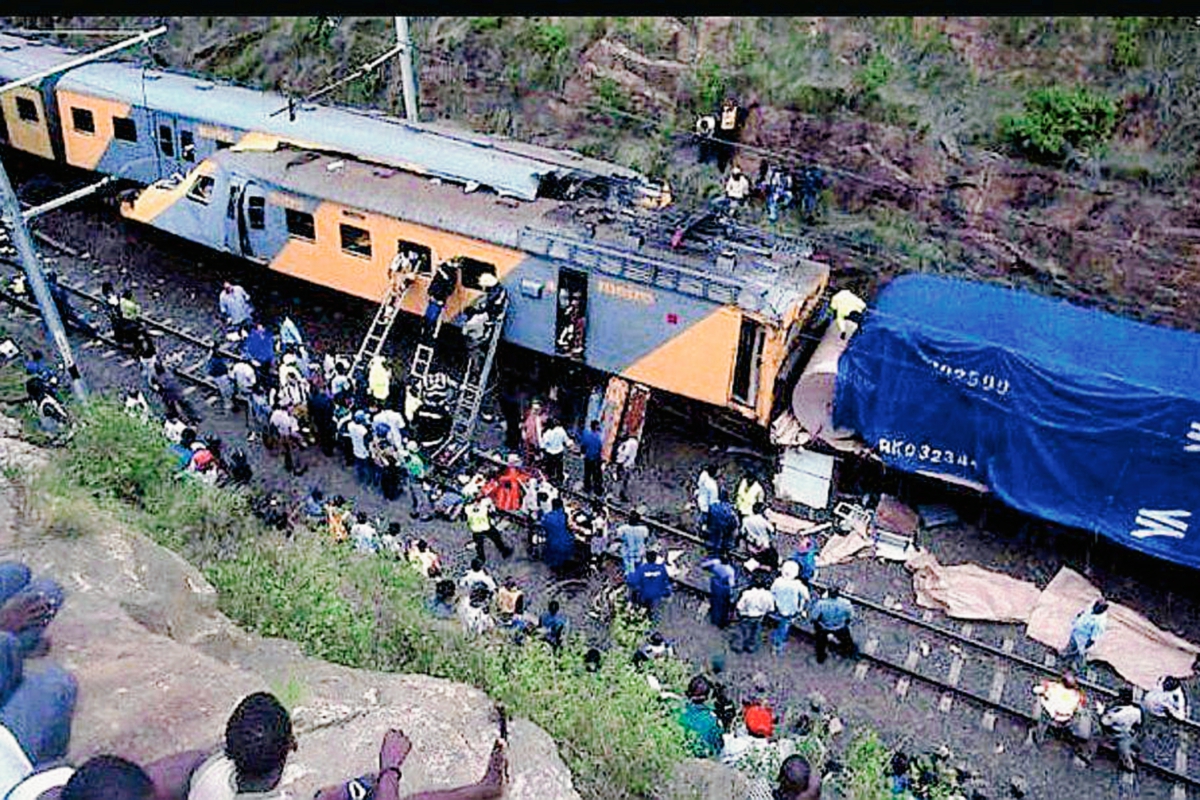 Más de 300 personas resultaron heridas en un choque de dos trenes en Johannesburgo. (Foto Prensa Libre:AP)