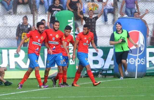 El delantero Carlos Kamiani marcó el gol de Municipal contra Antigua. (Foto Prensa Libre: Edwin Fajardo).