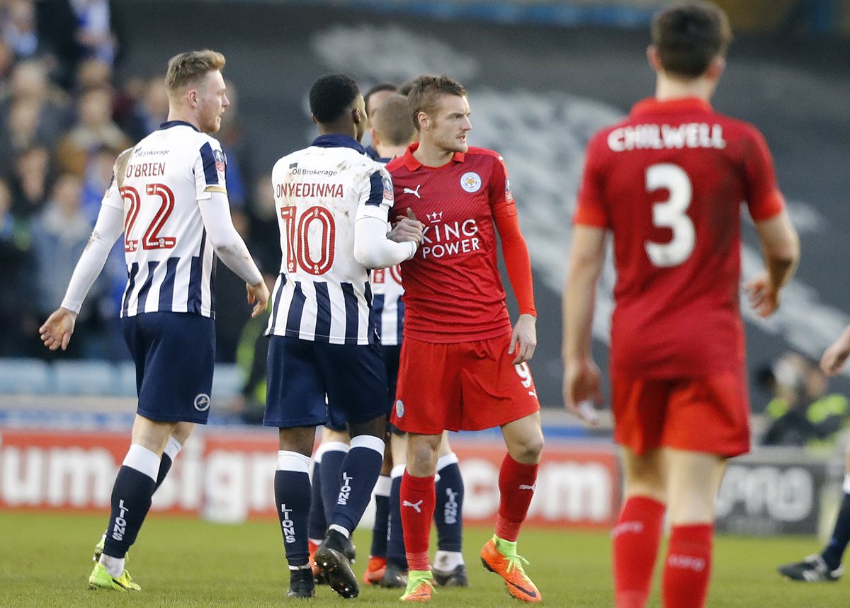 Jamie Vardy estrecha manos con los jugadores del Millwall luego de quedar eliminado en la FA Cup. (Foto Prensa Libre: AP)