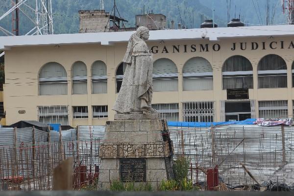 La comuna de Totonicapán permitirá el  acceso a  la estatua de Atanasio Tzul, en el parque de esa ciudad. (Foto Prensa Libre: Édgar Domínguez)