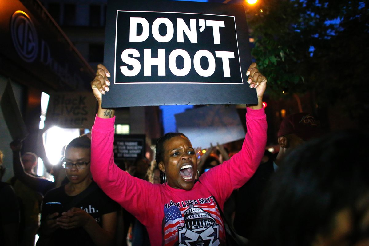 Una manifestante porta un cartel con "No disparen", en Nueva York.(Foto Prensa Libre: AFP)