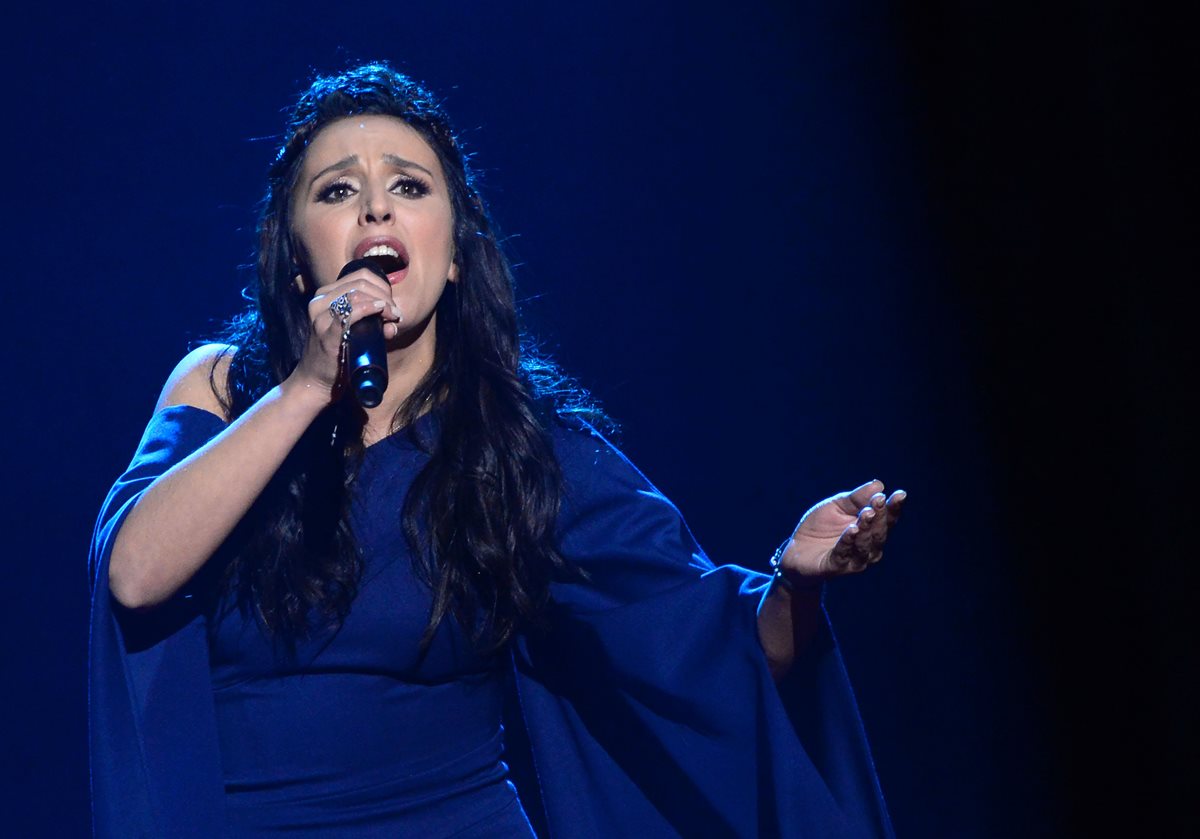 Jamala, de 32 años, interpreta la canción 1944 durante la final de Eurovisión 2016, este sábado. (Foto Prensa Libre: AFP).