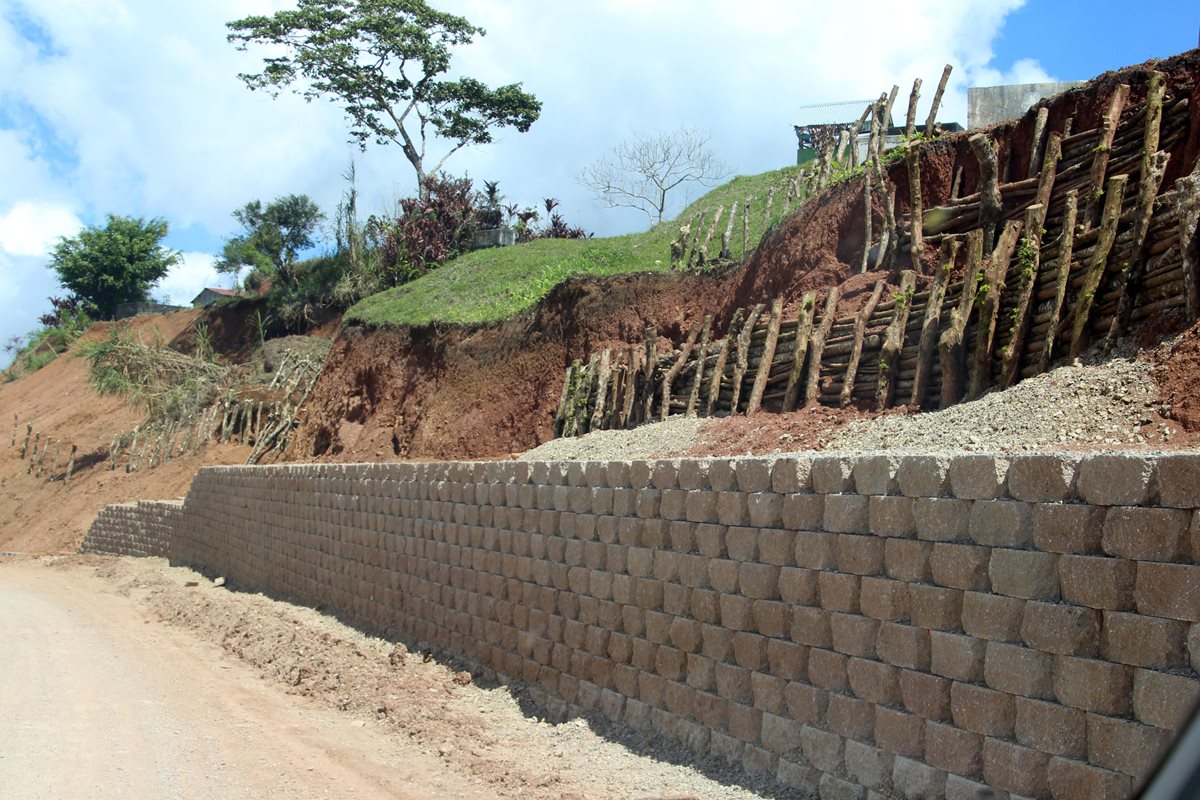 La ruta que conduce de San Pedro Carchá hacia la Franja Transversal del Norte se muestra abandonada en varios tramos. (Foto Prensa Libre: Eduardo Sam)