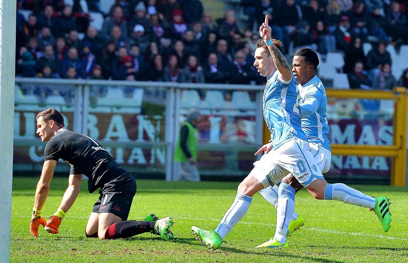Biglia celebra el gol del empate para la Lazio. (Foto Prensa Libre: EFE)