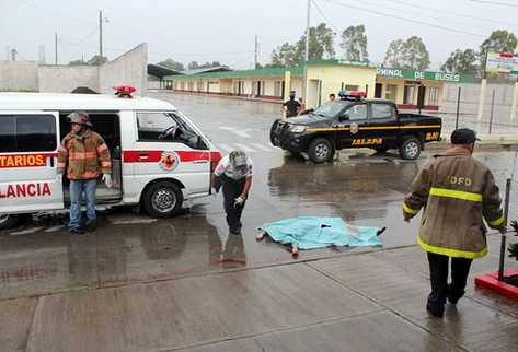 En un tiroteo en la cabecera departamental de Jalapa fueron asesinadas dos mujeres, una fue identificada. (Foto Prensa Libre: Hugo Oliva)