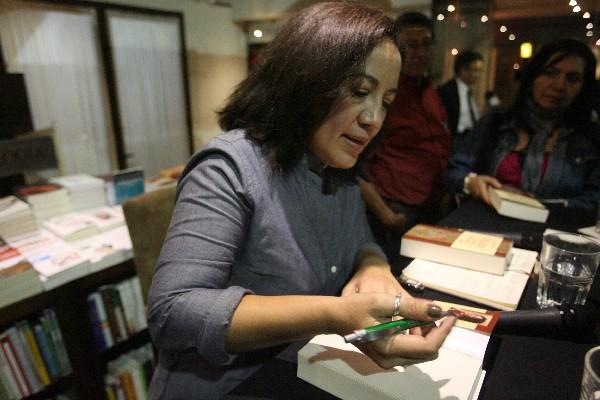 Julie López firmó libros para quienes asistieron a la presentación, el jueves recién pasado. (Foto Prensa Libre: Billy Quijada)