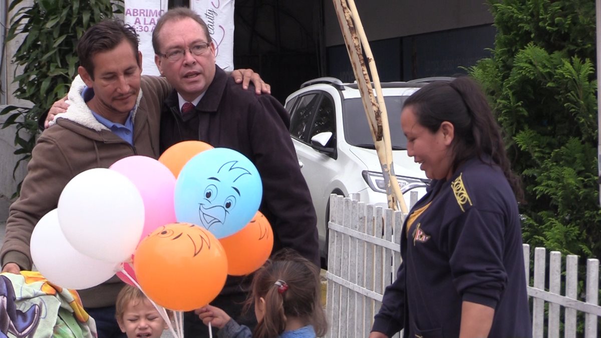 La familia Pichillá viajó desde Escuintla a la capital para una consulta en el IGSS de la zona 9. (Foto Prensa Libre: Álvaro González).