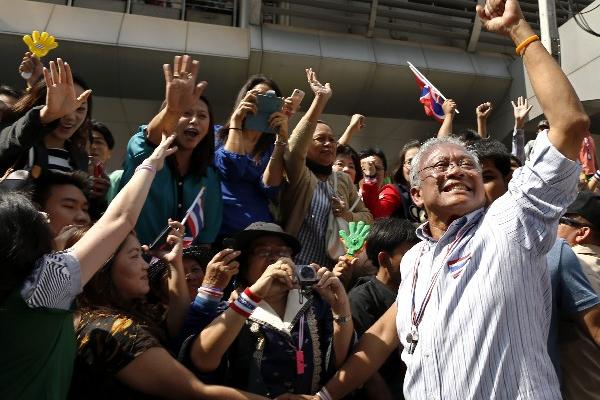 El líder del movimiento antigubernamental, Suthep Thaugsuban,  saluda a sus simpatizantes durante una manifestación en Bangkok (Foto Prensa Libre: EFE)