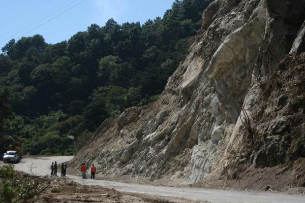 Expertos observan el área donde un derrumbe de grandes proporciones bloqueó la  ruta entre Sololá y Panajachel. (Édgar René Sáenz)