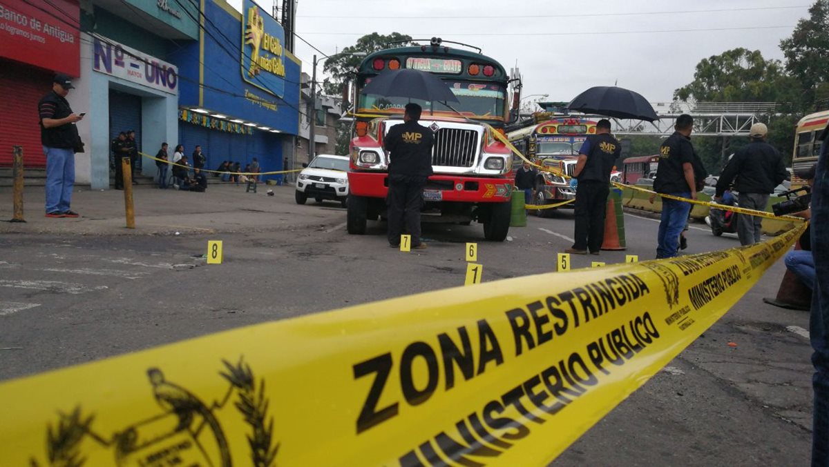 El ataque contra el autobús ocurrió en la Calzada Roosevelt y 2a avenida de la zona 7 capitalina. (Foto Prensa Libre: Érick Ávila)