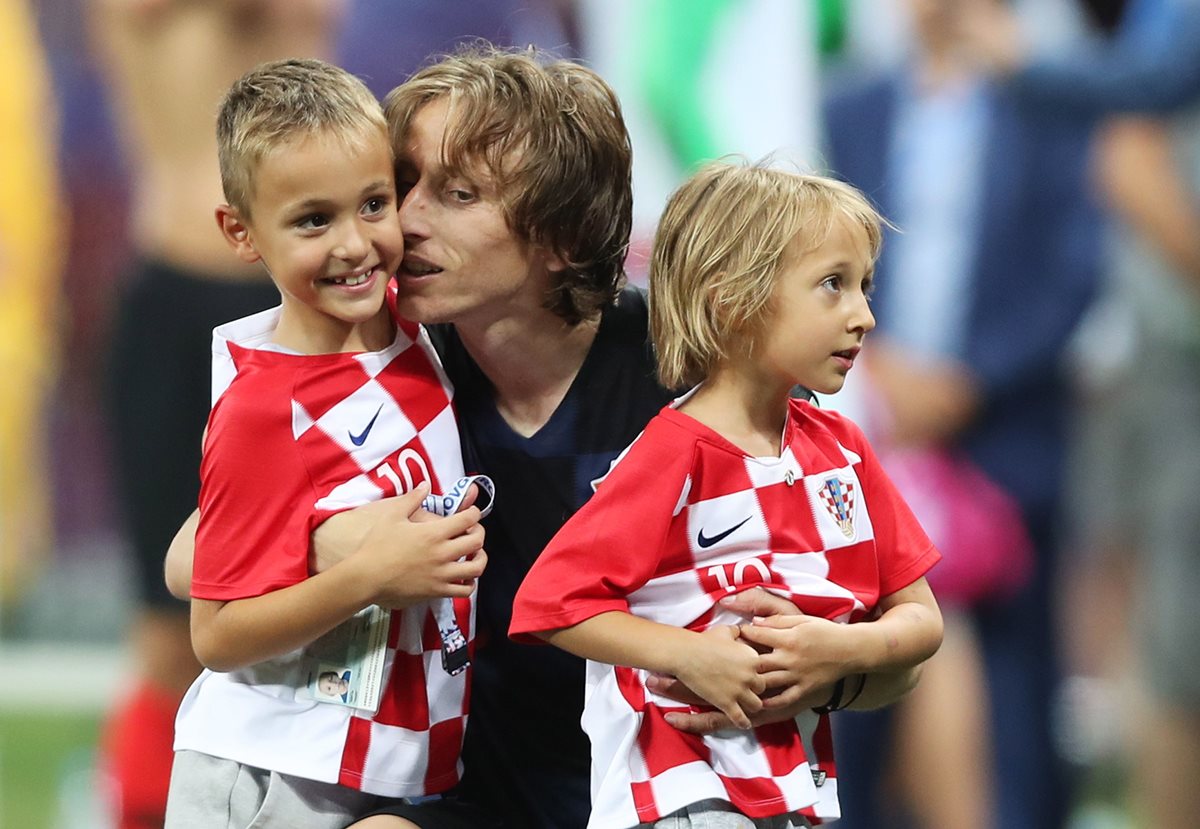 Luka Modric junto a sus hijos Ivano y Emma, después del juego entre Croacia y Dinamarca. (Foto Prensa Libre: EFE)