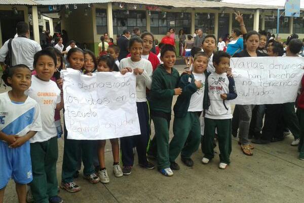Alumnos piden apoyo para combatir robos en su escuela. (Foto Prensa Libre: Julio Lara)