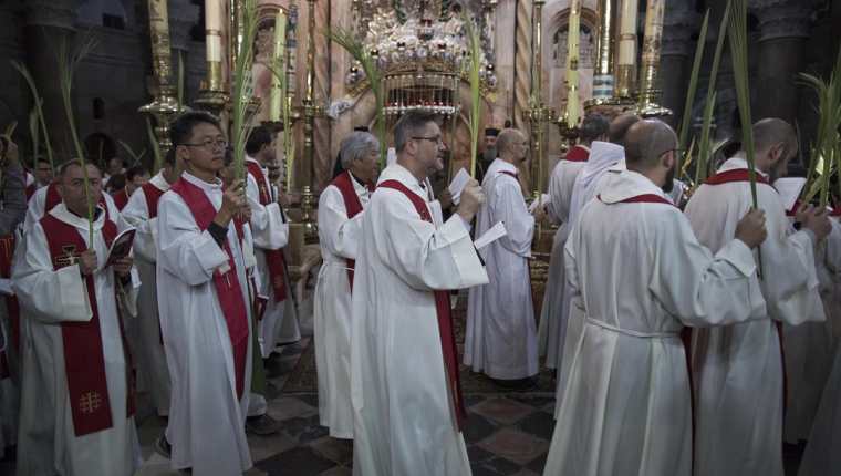 Clérigos católicos participan en el Domingo de Ramos en la Iglesia del Santo Sepulcro en Jerusalén. (Foto Prensa Libre: EFE).